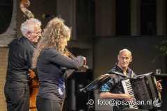 Downloads: 
www.wijkcentrumbakermat.nl/charivari